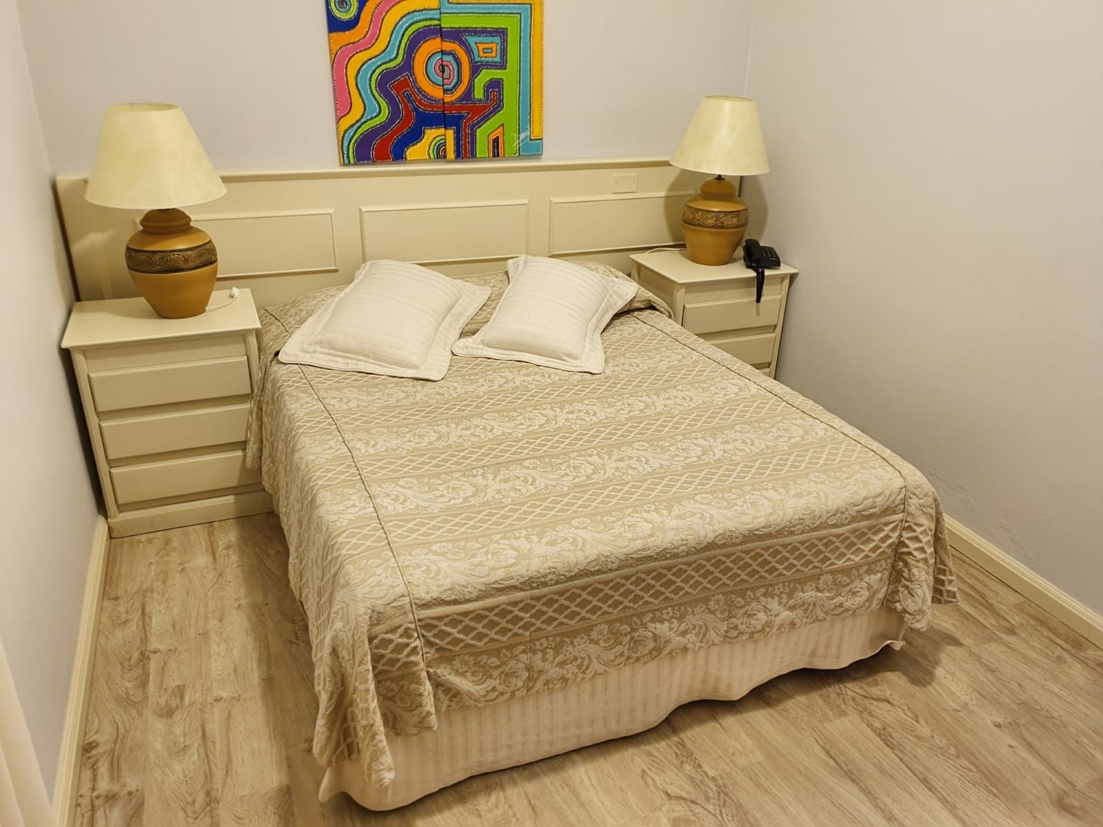 Habitación Especial con cama matrimonial y mesa de luz de madera