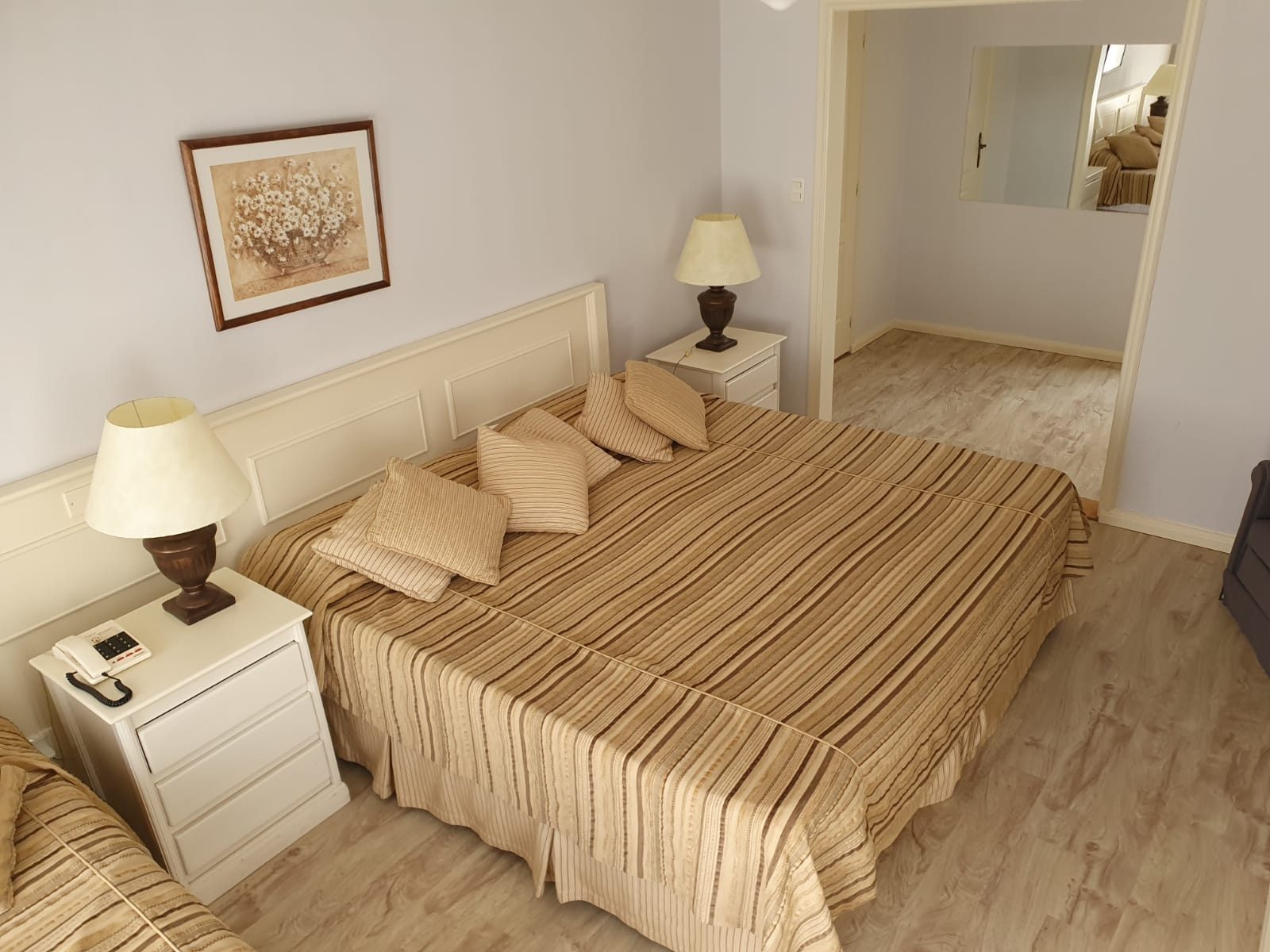 Habitación Superior con cama grande, almohadones y ventana a la calle